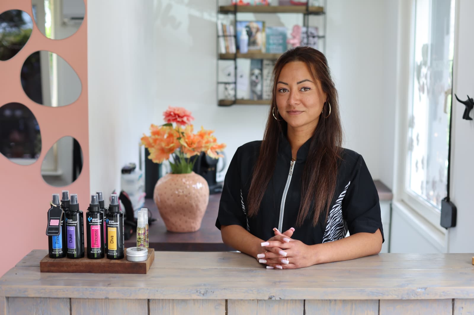 Louise staat in de salon